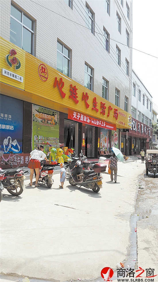 这样的商场使人们基本可以不用进城就能买到自己想要的东西