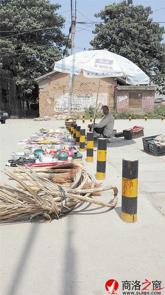 就地设摊的传统贸易形式提醒着人们对这条街道难以磨灭的记忆