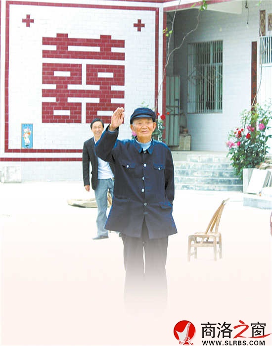 与储老告别后,他还依依不舍地站在门口,不时向我们远去的方向挥手告别。