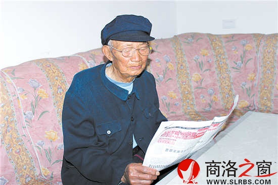 离休后的储德贵每天都坚持看报