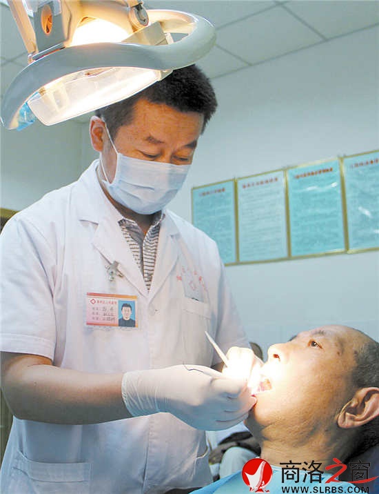 郭丹正在为病人孙新民做牙齿治疗
