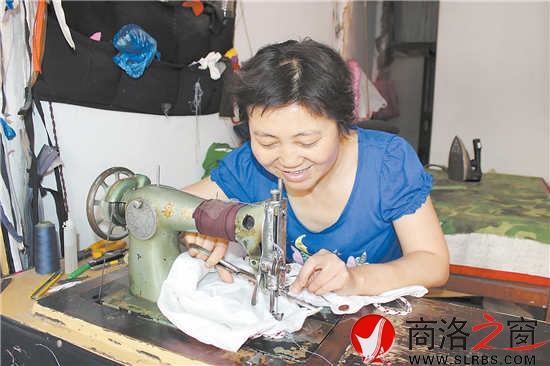 原本专门做衣服的魏淑英现在只能做些缝缝补补的零活