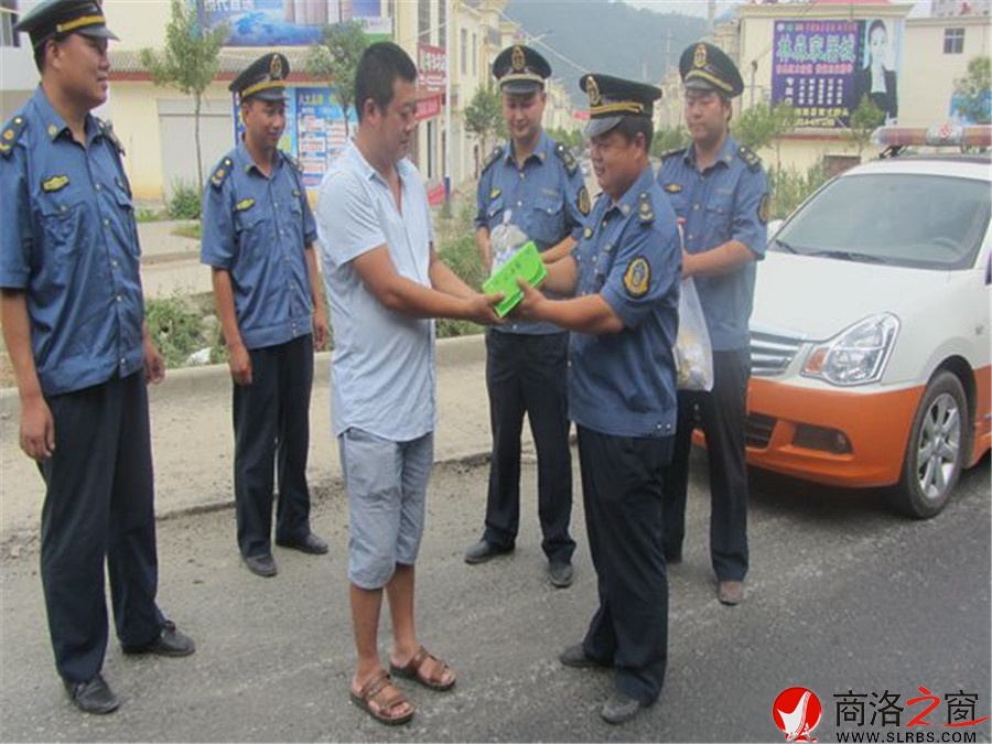 商南公路段开展“送清凉”活动