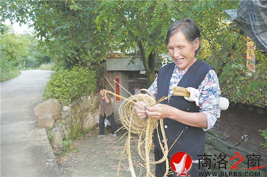 说话间，只见一根根麦秆在王凤英老人手里上下翻动着，不一会儿，一个帽檐就成型了。