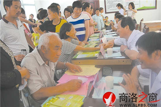 市妇幼保健院发挥优势,医务人员深入村里为村民热情义诊。