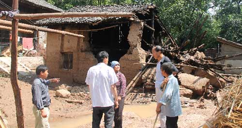 狂风暴雨突袭景村 生产自救重建家园