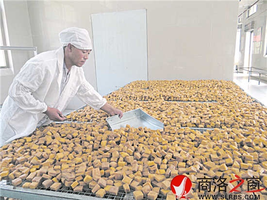 勤奋善良的刘顺民非常感谢豆制品合作社里的这份工作，让他从一个贫困户逐渐摘掉穷帽子。