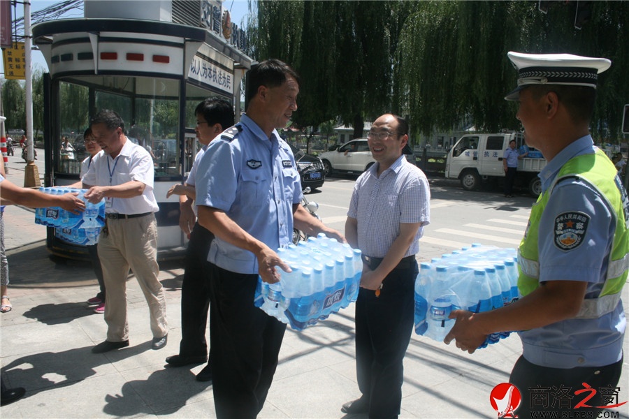 洛南县红十字会开展夏日送清凉活动