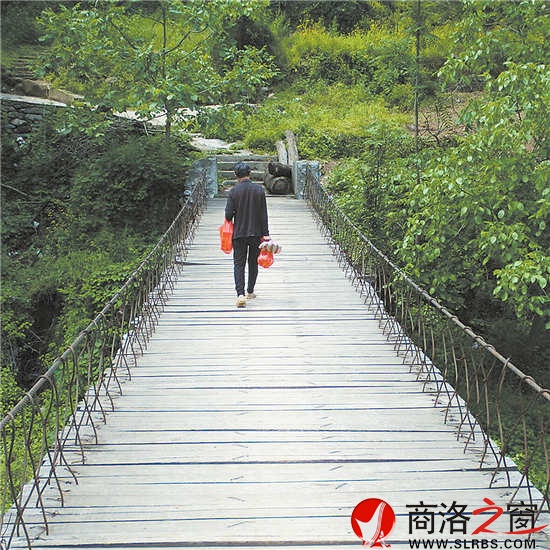 走在安静的时光里。一座小桥，拉近了山的距离。
