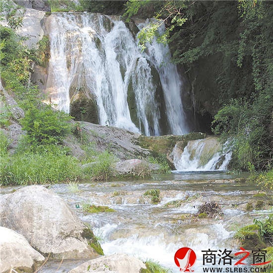 龙潭，飞瀑如链，潭水透澈，风景如画。