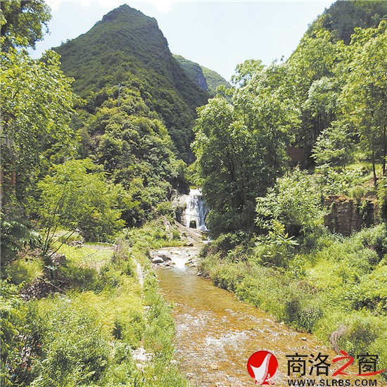 龙洞沟，一泓清泉蜿蜒而出，经年清澈，四季不枯。