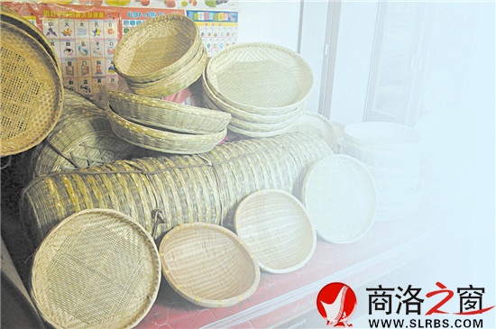 彭海朝编的竹编日用品美观、实用、环保,深受农民欢迎
