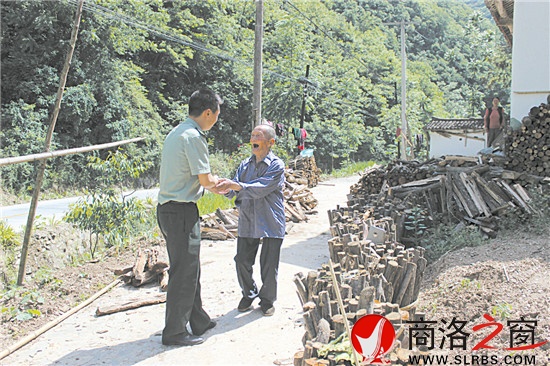 看到有客到访，程朝坤忙迎了上来，紧紧握住军人的手不放。