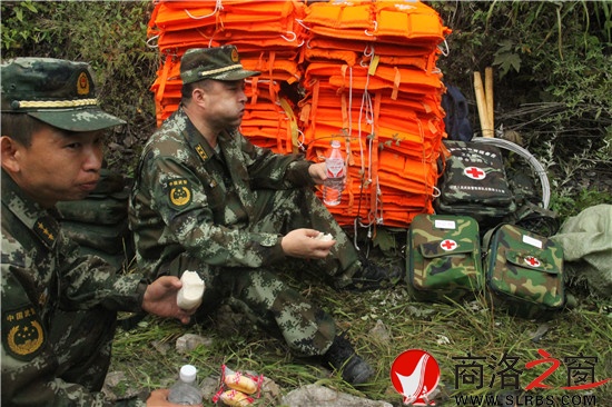 一线救援武警用馒头和矿泉水充饥(张钰荣 摄)