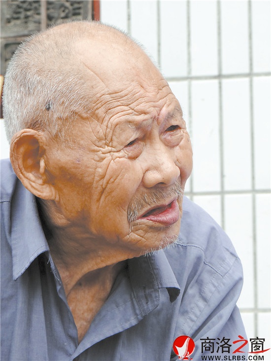 牛付得老人回忆往昔的战争岁月