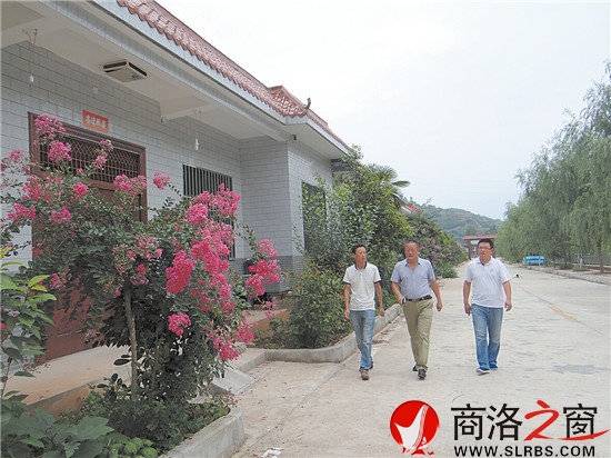 走在美丽的王山底村移民小区街道上，感受田园诗般的享受。
