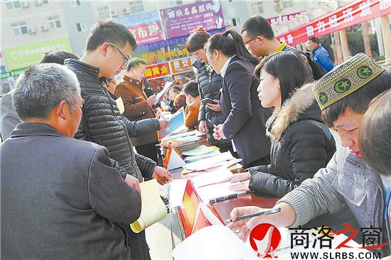 今年3月，镇安举行首场返乡农民工招聘会,2200余名农民工入场登记，500多人达成就业意向。