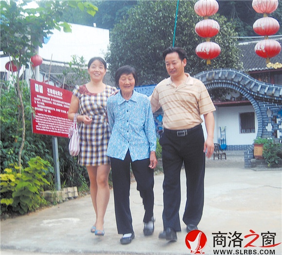 程中海夫妇陪母亲散步