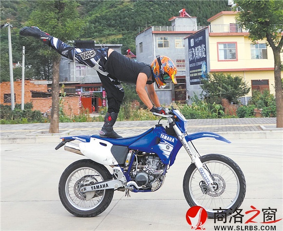 杨凯在做特技动作练习