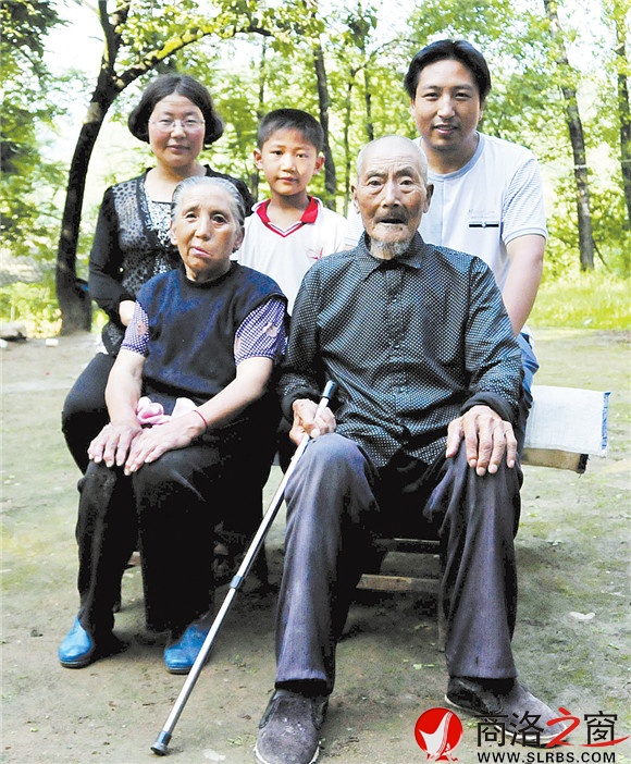 老两口和小儿子一家合影