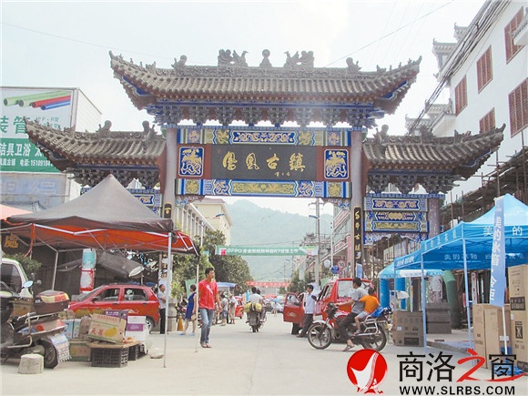 凤凰镇仿古迎宾门楼