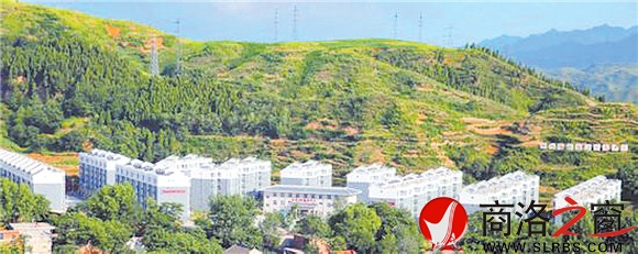 青山掩映的沙河子镇柴湾安置小区，成为乡村一道美丽的风景线，该小区也成为商州移民搬迁的一个样板。