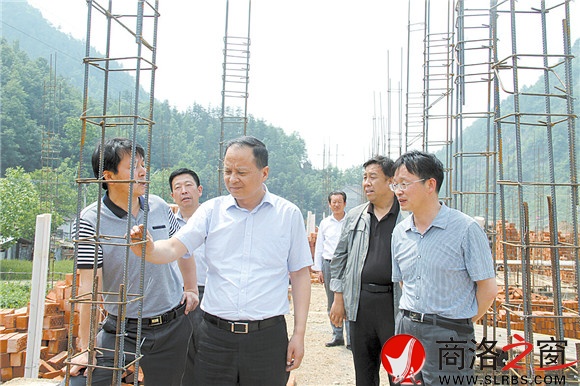 区委书记张盈安检查北宽坪镇移民搬迁点项目进展情况。他叮嘱镇上及相关部门负责人，一定要严把工程质量关，加快工程进度，让搬迁