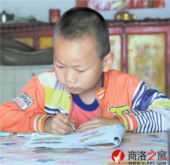 王猛涛正在家里做作业