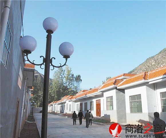 在山下的王山底村移民新村,李奇有了一套新居。