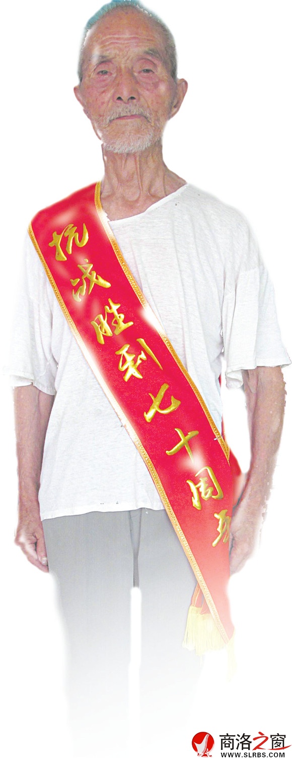 93岁的老兵依然身姿挺拔