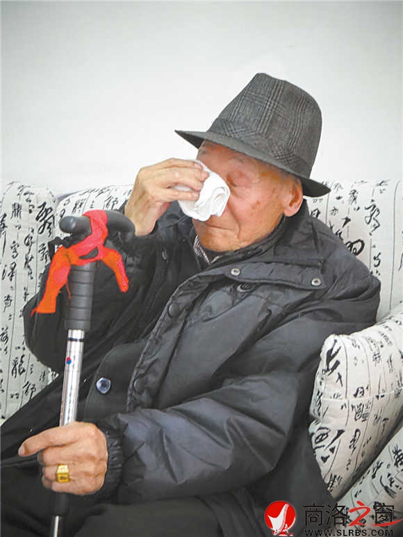 一说起曾经的战友大多已经离世，薛永禁不住泪流满面。