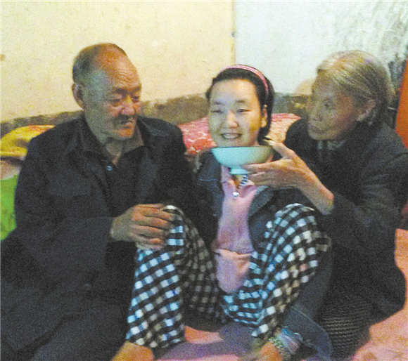 七旬老夫妻照料瘫女29年