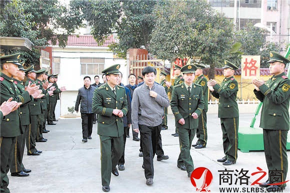 县上领导慰问驻地部队官兵