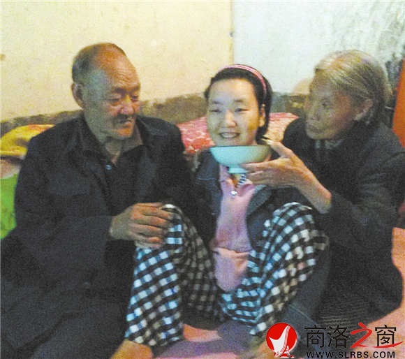 李文贤和老伴牛水琴精心照料瘫女儿李英莉
