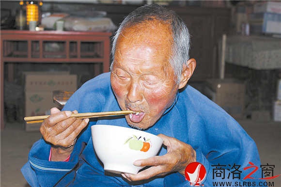 如今余家茂老人的牙齿大多脱落了，但胃口还好，一次能多吃半碗米饭。