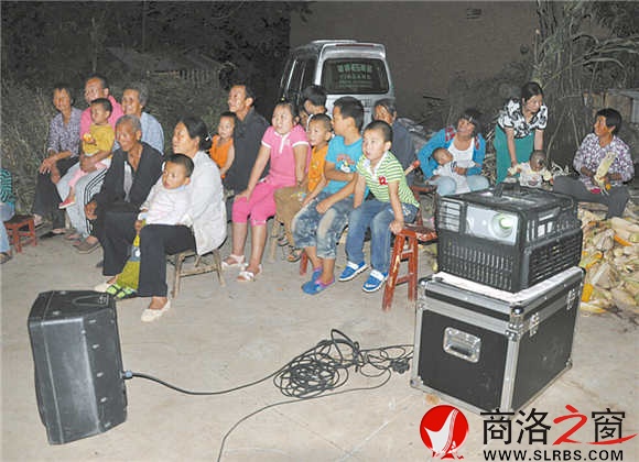 留守老人,妇女儿童是看电影的主体