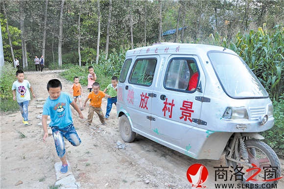 前呼后拥——村里要放电影了