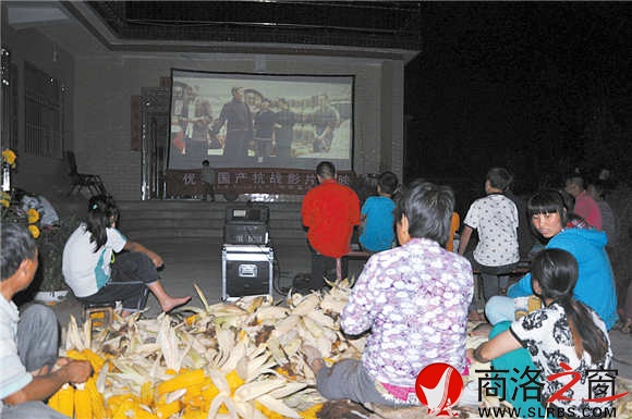 一边看电影,一边干农活