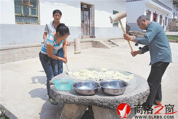 村民打的糍粑是老庵寺农家乐的招牌菜