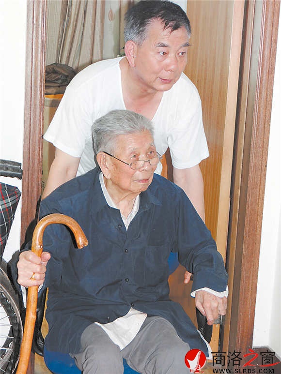 64岁的大儿子高抗战细心照顾着腿脚不便的高庆元老人