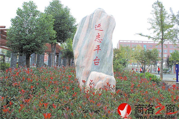 园林式机关单位创建成效显著。图为园林式单位鹿城中学一角。