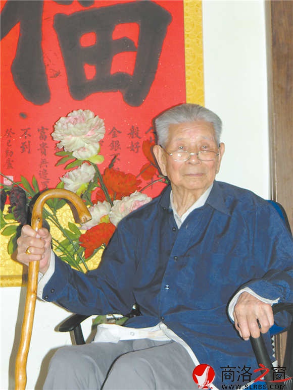 高庆元老人最喜欢的,就是给人讲他以前打仗的往事。