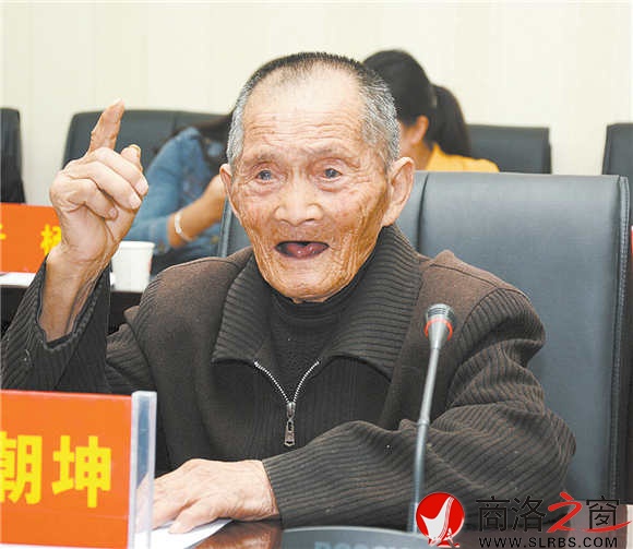 老兵程朝坤不仅参加过抗日战争，还参加了解放战争与抗美援朝战争，可谓半生戎马。