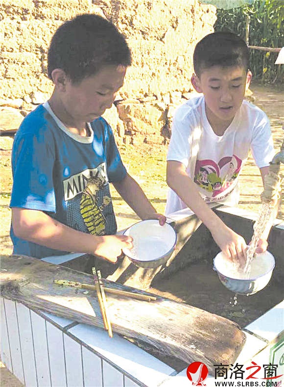 城乡孩子一块做家务