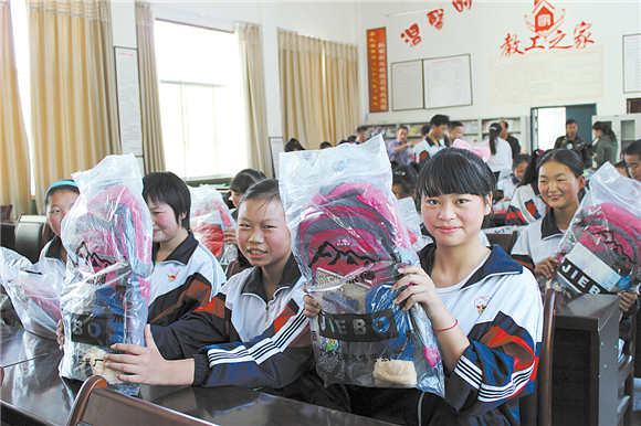 爱心温暖留守儿童