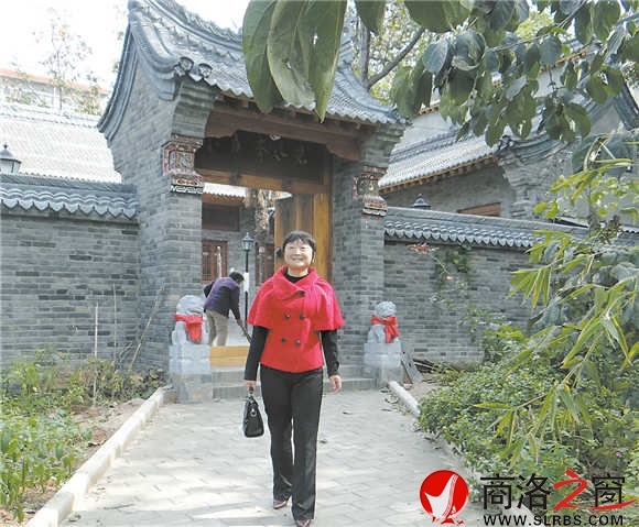 园风光与古朴建筑合二为一，彰显出棣花农家宾馆独一无二的特色。