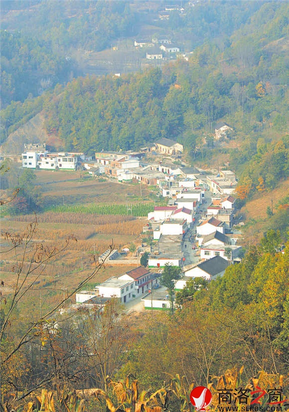 秋天的姬家河祥和美丽，宛如一幅油画。