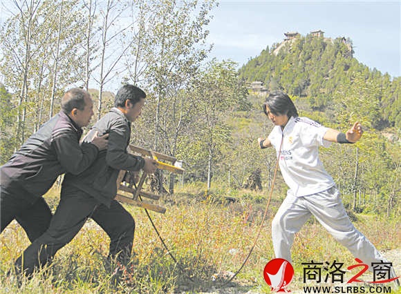 钢筋锁喉，这是丁钊最拿手的绝招。