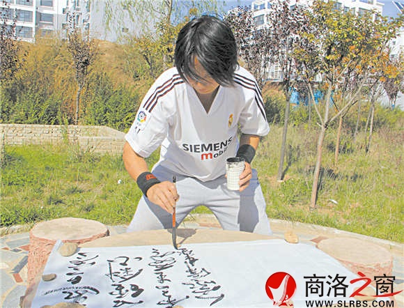 书法也是丁钊的爱好之一