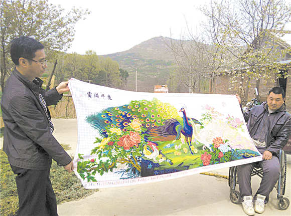 残疾男绣出精美十字绣